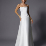 Длинное свадебное платье белого цвета с открытыми плечами