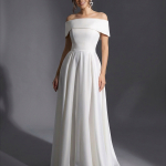 Длинное свадебное платье белого цвета с открытыми плечами и поясом-бантом