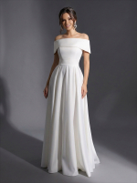 Длинное свадебное платье белого цвета с открытыми плечами и поясом-бантом