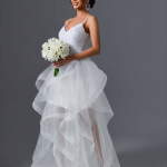 Длинное свадебное платье белого цвета  с открытыми плечами и спиной