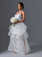 Длинное свадебное платье белого цвета  с открытыми плечами и спиной