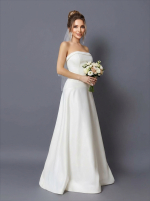 Длинное свадебное платье белого цвета с открытыми плечами — изображение 5