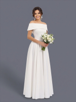 Длинное свадебное платье белого цвета с открытыми плечами и поясом-бантом — изображение 6