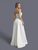 Длинное свадебное платье белого цвета с открытыми плечами — изображение 6