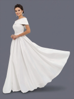 Длинное свадебное платье белого цвета с открытыми плечами и поясом-бантом — изображение 5