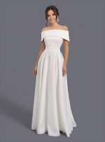 Длинное свадебное платье белого цвета с открытыми плечами и поясом-бантом — изображение 3