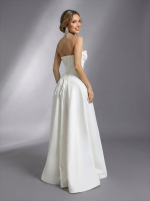 Длинное свадебное платье белого цвета с открытыми плечами — изображение 2