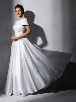 Длинное свадебное платье белого цвета с открытыми плечами и поясом-бантом — изображение 2