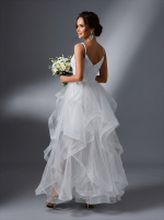 Длинное свадебное платье белого цвета  с открытыми плечами и спиной — изображение 2