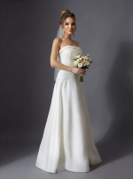 Длинное свадебное платье белого цвета с открытыми плечами — изображение 3