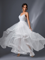 Длинное свадебное платье белого цвета  с открытыми плечами и спиной — изображение 3