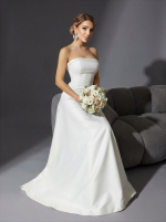 Длинное свадебное платье белого цвета с открытыми плечами — изображение 4