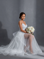 Длинное свадебное платье белого цвета  с открытыми плечами и спиной — изображение 4