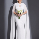 Белое воздушное платье с воланами и длинными струящимися рукавами-крыльями