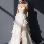 Белое свадебное платье с модным асимметричным подолом и длинным шлейфом сзади