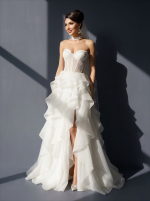 Белое свадебное платье с модным асимметричным подолом и длинным шлейфом сзади