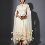 Бежевое воздушное платье с воланами и длинными струящимися рукавами-крыльями