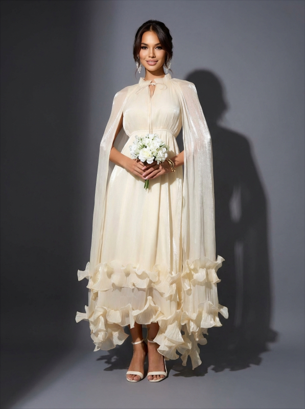 Бежевое воздушное платье с воланами и длинными струящимися рукавами-крыльями