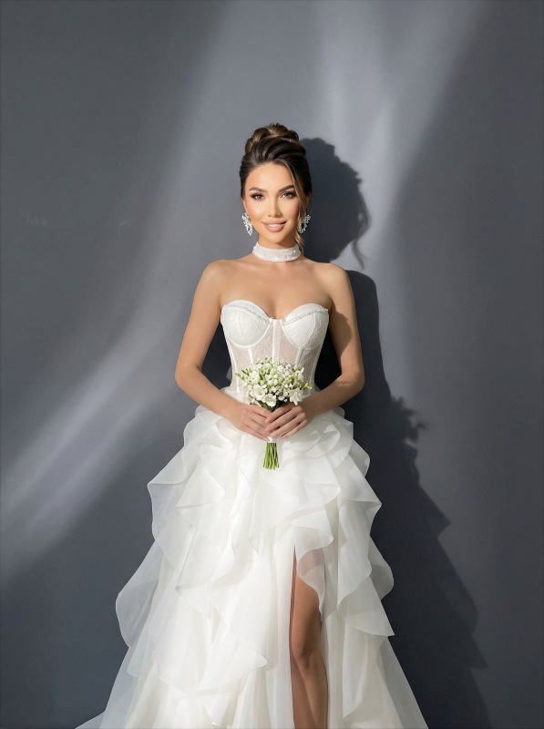 Белое свадебное платье с модным асимметричным подолом и длинным шлейфом сзади