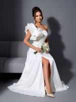 Белое вечернее платье на одно плечо с объемным воланом — изображение 2