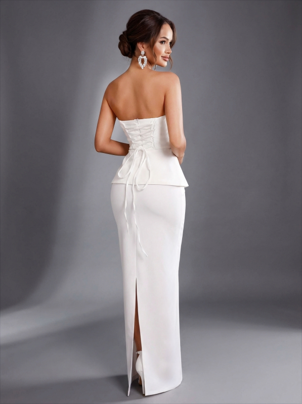 Белое платье с баской и корсетной шнуровкой