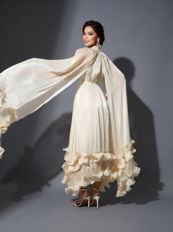 Бежевое воздушное платье с воланами и длинными струящимися рукавами-крыльями