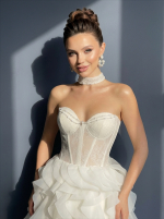 Белое свадебное платье с модным асимметричным подолом и длинным шлейфом сзади — изображение 3