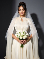 Бежевое воздушное платье с воланами и длинными струящимися рукавами-крыльями — изображение 3