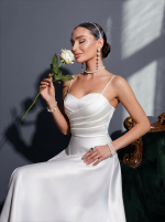 Свадебное атласное платье с разрезом и шнуровкой — изображение 4