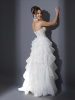 Белое свадебное платье с модным асимметричным подолом и длинным шлейфом сзади — изображение 4