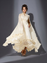 Бежевое воздушное платье с воланами и длинными струящимися рукавами-крыльями — изображение 4