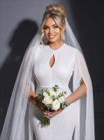 Белое воздушное платье с воланами и длинными струящимися рукавами-крыльями — изображение 5