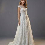 Оригинальное свадебное платье  в А-силуэте с необычной юбкой