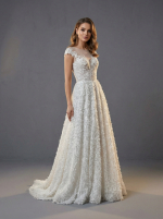 Оригинальное свадебное платье  в А-силуэте с необычной юбкой