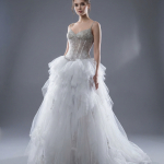 Пышное свадебное платье с
многоярусной юбкой.