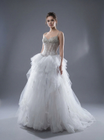 Пышное свадебное платье с
многоярусной юбкой.