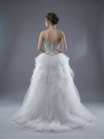 Пышное свадебное платье с
многоярусной юбкой. — изображение 3