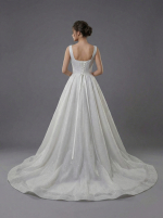 Мерцающее свадебное платье выполнено А-силуэта — изображение 4