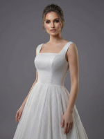 Мерцающее свадебное платье выполнено А-силуэта — изображение 2