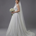 Мерцающее свадебное платье выполнено А-силуэта