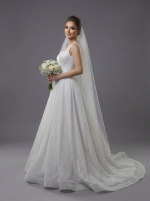 Мерцающее свадебное платье выполнено А-силуэта