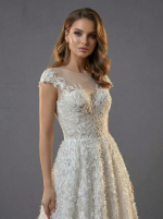 Оригинальное свадебное платье  в А-силуэте с необычной юбкой — изображение 2