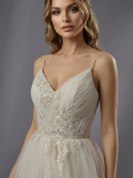 Свадебное платье цвета шампань с тонкими бретелями и пышной многослойной юбкой — изображение 3