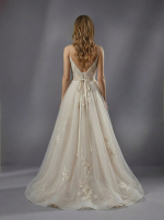 Свадебное платье цвета шампань с тонкими бретелями и пышной многослойной юбкой — изображение 4