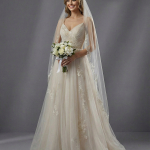 Свадебное платье цвета шампань с тонкими бретелями и пышной многослойной юбкой