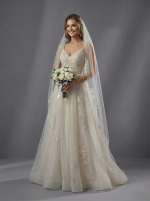 Свадебное платье цвета шампань с тонкими бретелями и пышной многослойной юбкой