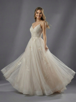 Свадебное платье цвета шампань с тонкими бретелями и пышной многослойной юбкой — изображение 2