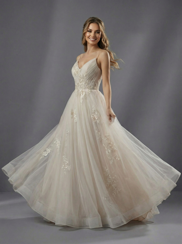 Свадебное платье цвета шампань с тонкими бретелями и пышной многослойной юбкой