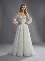 Свадебное платье с акцентированной талией, плавно расширяющейся к низу юбкой и длинными, объемными рукавами из полупрозрачной ткани на манжетах. — изображение 5