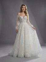 Свадебное платье с акцентированной талией, плавно расширяющейся к низу юбкой и длинными, объемными рукавами из полупрозрачной ткани на манжетах. — изображение 2